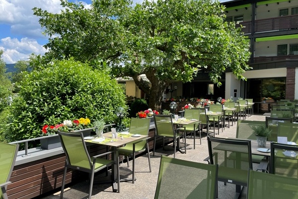 Restaurantterrasse im Sommer