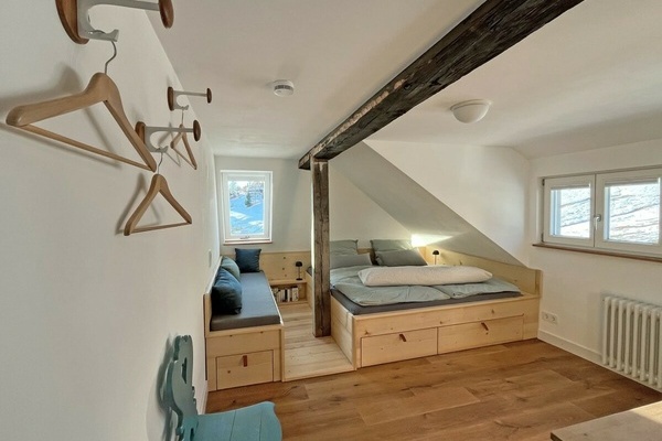 Das Schlafzimmer  Variabel und flexibel  Platz fr 2 bis 4 Personen. Herzstck ist der ber die gesamte Raumbreite reichende Einbau aus Weitannenholz  der Alkoven. Ein groes 2 Meter breites Bett und eine Liege unter dem Dachfenster  tagsber Sofa, 