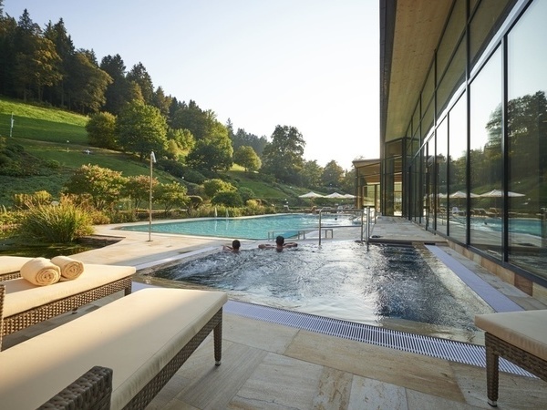 Mineraltherme Bad Teinach, Bild der wunderschnen Auenanlage bei herrlichem Wetter. Copyright: (Mit freundlicher Genehmigung der Hotel Therme Bad Teinach)