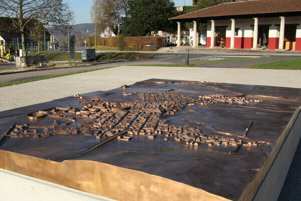 Stadtmodell vor dem Museum Bildnachweis:  Augusta Raurica; Foto Susanne Schenker